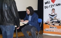 Michał Medwid podpisuje książkę