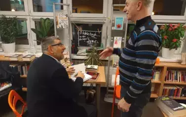 Robert Borkowski podpisuje książki