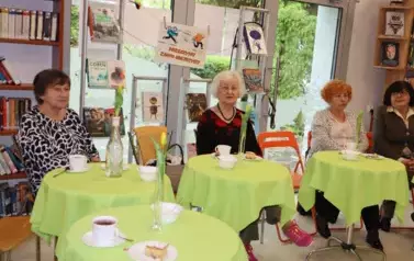 uczestniczki DKK rozmawiają przy kawie o książkach