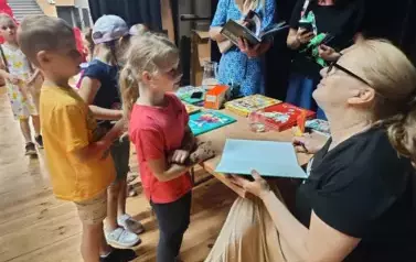 Alina Przydatek podpisuje książki