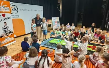 Alina Przydatek pisarka z przedszkolakami