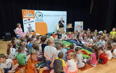 Alina Przydatek pisarka z przedszkolakami
