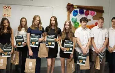 Uczniowie z klasy 7a z dyplomami