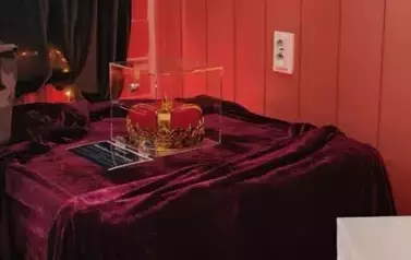 St&oacute;ł z koroną w  escape room