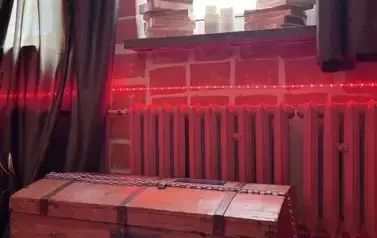 Drewniana skrzynia w escape room