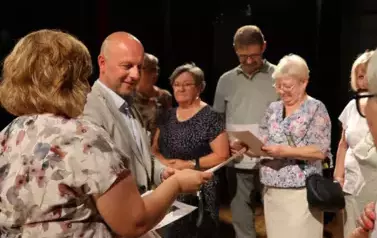 dyrektor osrodka kultury w brzeszczach wręcza dyplomy uczestika zajeć