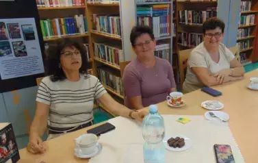 Uczestniczki DKK w SKidziniu rozmawiają o książkach