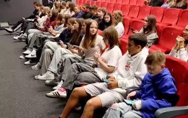 Narodowe Czytanie młodzież uczestnicząca w zabawie