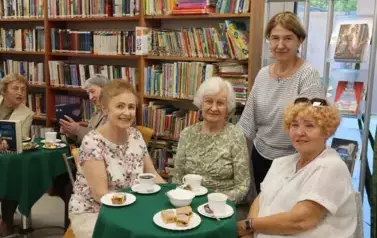 Uczestniczki DKK w Bibliotece Gł&oacute;wnej wraz z prowadzącą Magdaleną Skowronek