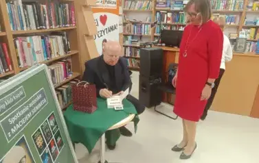 Maciej Siembieda podpisuje książki