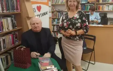 Maciej Siembieda podpisuje książki