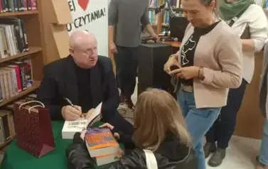 Maciej Siembieda podpisuje książki