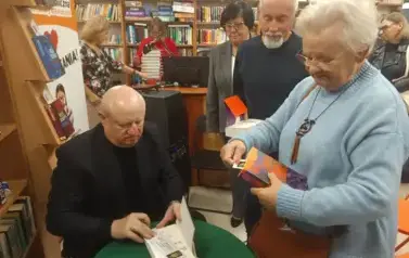 Maciej Siembieda podpisuje książki