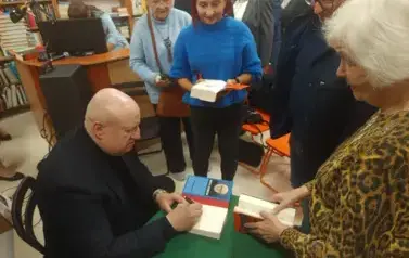 Maciej Siembieda podpisuje książki