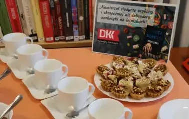 poczęstunek z cytatem z książki Siembiedy