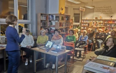 Prowadząca Wanda Matras Mastalerz i uczestnicy piątkowych spotkań