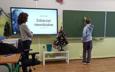 Prowadząca omawia test zegara