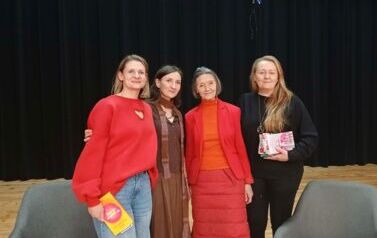 Ewa Woydyłło z paniami z Fundacji Brata Alberta