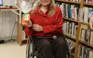 3. Angelika Chrapkiewicz Gądek pokazuje drobny upominek od biblioteki, zapakowaną sowę