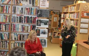 1. Angelika Chrapkiewicz Gądek i prowadząca witają gości