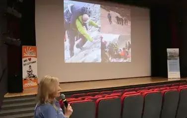 Angelika opowiada o swoim życiu, w tle duże zdjęcie na ekranie