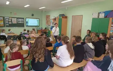 Autorka rozmawia z dziećmi o trudach związanych z niepełnosprawnościmi