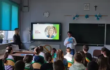 Autorka pokazuje dzieciom książki kt&oacute;re napisała o Agacie Roczniak kt&oacute;ra jeździ na w&oacute;zku