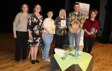 Wsp&oacute;lne zdjęcie bibliotekarek i gościa