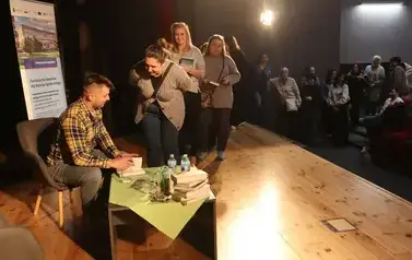 Jakub Małecki podpisuje książki, w tle kolejka chętnych po autograf