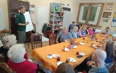 Ilustrator odwiedził senior&oacute;w, opowiada im o rysowaniu niepełnosprawności