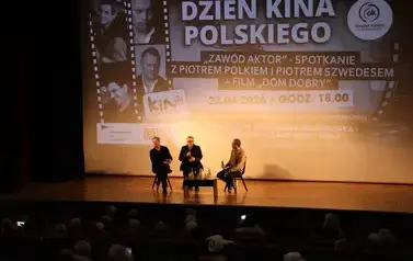 Aktorzy od lewej Piotr Polk oraz Piotr Szwedes z prowadzącym spotkanie Pawłem Wodniakiem