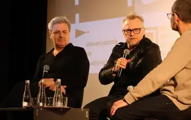 Aktorzy od lewej Piotr Polk oraz Piotr Szwedes z prowadzącym spotkanie Pawłem Wodniakiem