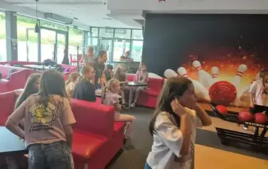 Dzieci podczas gry w kręgle