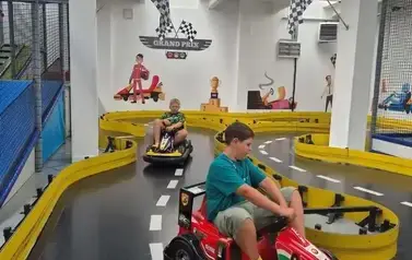 dzieci na torze mini gokart&oacute;w