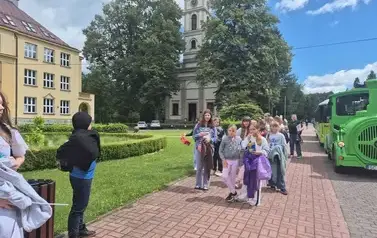 Dzieci podczas zwiedzania Wisły Wiślańską Ciuchcią
