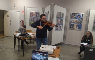 Juror gra na skrzypcach