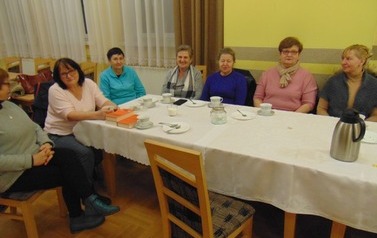 Uczestniczki DKK w Skidziniu rozmawiają o ksiażkach