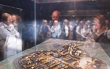uczestnicy wycieczki podczas zwiedzania muzeum