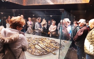 uczestnicy wycieczki podczas zwiedzania muzeum