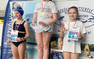 uczestnicy zawod&oacute;w na podium z dyplomami