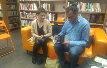 Andrzej Sowa pozuje do zdjęć z czytelnikami