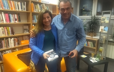 Andrzej Sowa pozuje do zdjęć z czytelnikami