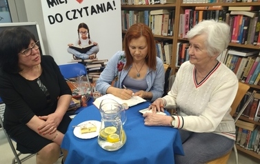 Pisarka podpisuje książki