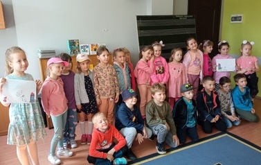 wsp&oacute;lne zdjęcie przedszkolak&oacute;w i prowadzącej 
