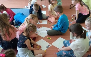 dzieci słuchają opowiadań o muminkach