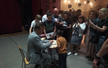 Artur Chmielewski podpisuje książki