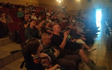 zdjęcie publiczności jeden z pan&oacute;w zadaje pytanie