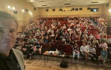 Artur Chmielewski robi sobie selfie z publicznością