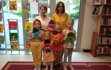 wsp&oacute;lne zdjęcie dzieci i bibliotekarek