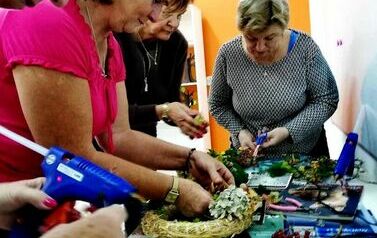 uczestniczki warsztat&oacute;w podczas tworzenia wiank&oacute;w